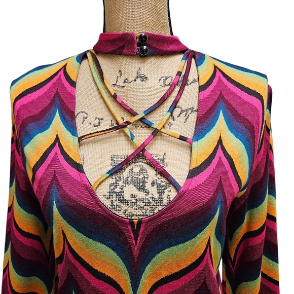 Trina Turk NWOT Sweater Vibrant Chevron Print Criss Cross Design Size M - Picture 7 of 14